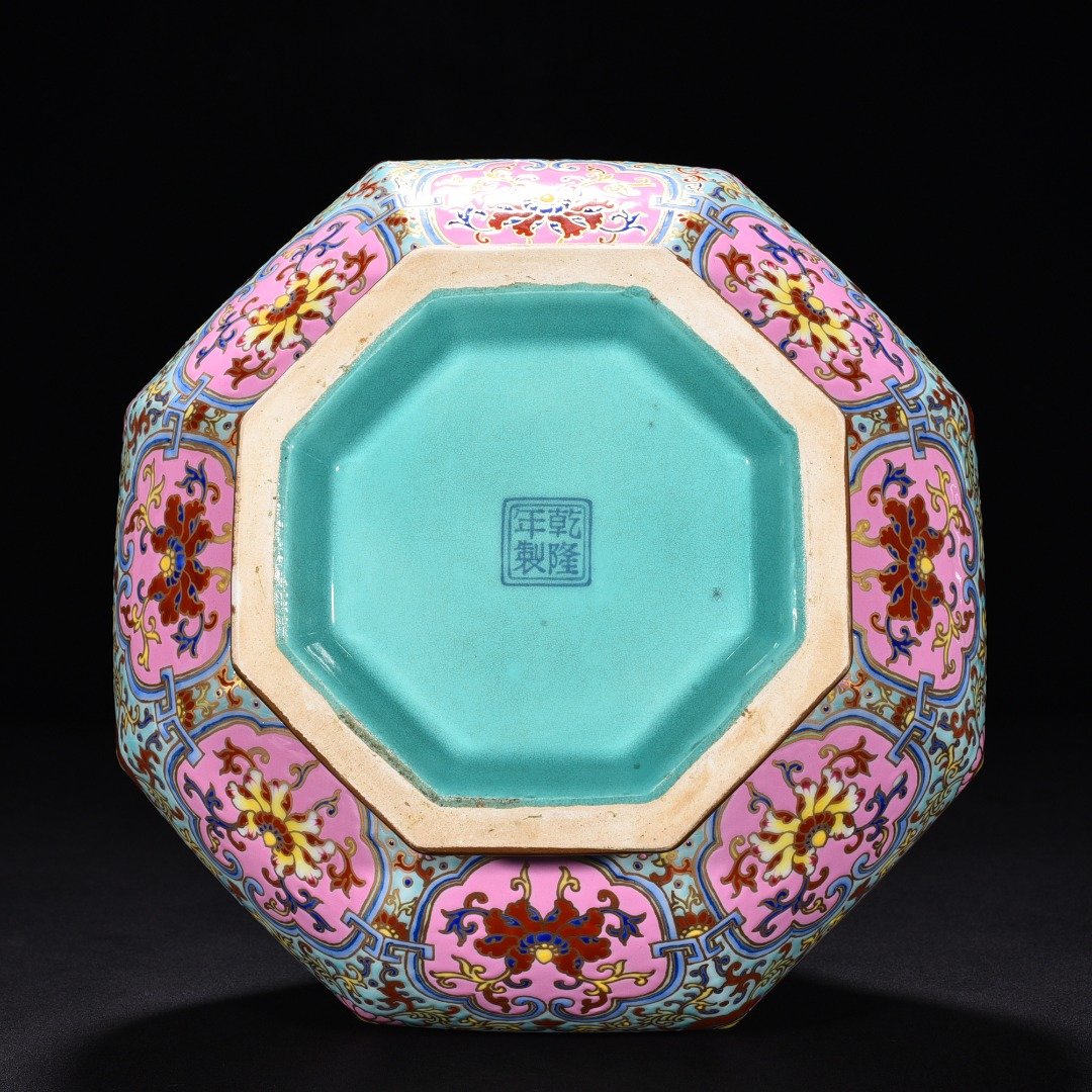 Qing Dynasty Qianlong turquoise green ground gold and flower ear statue
