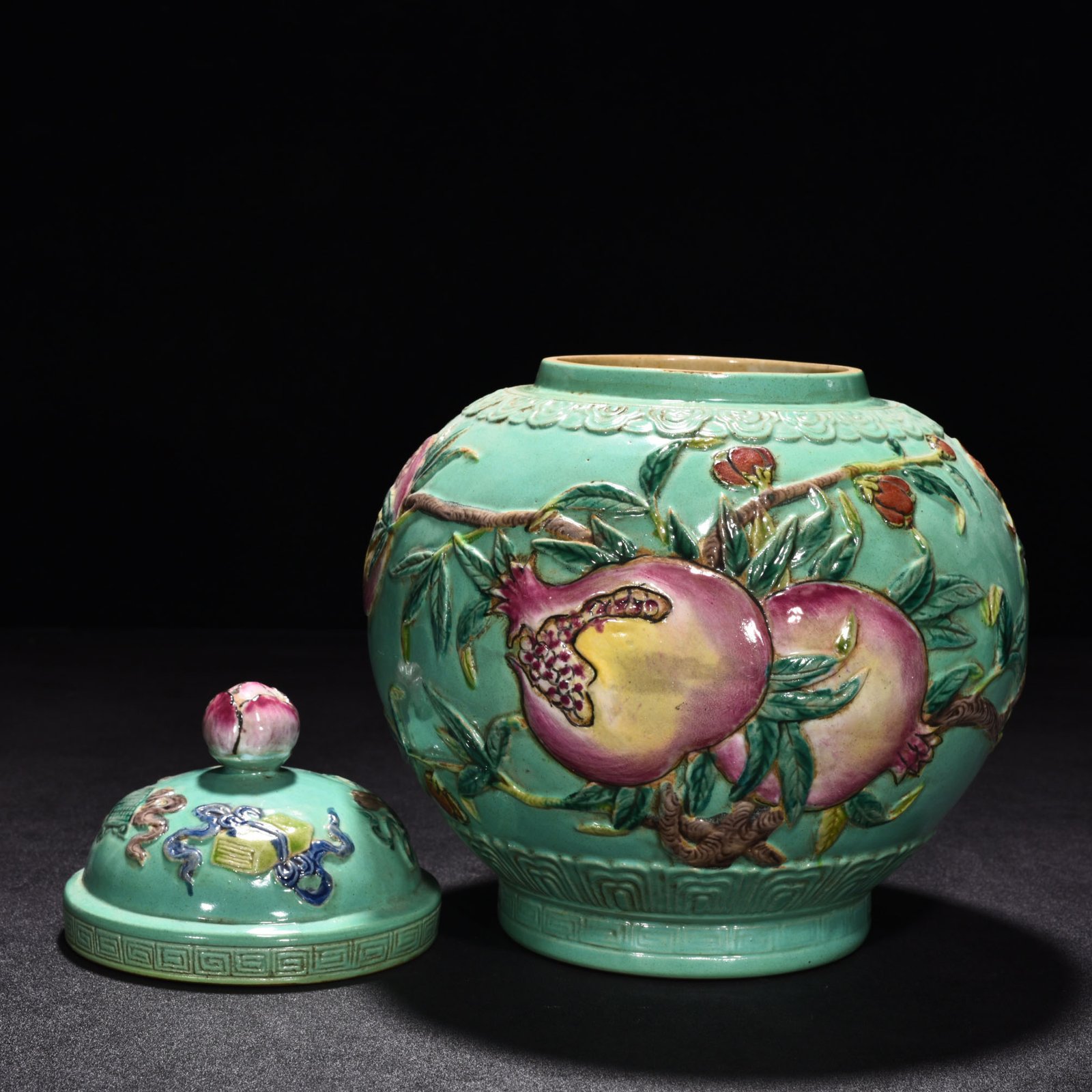 Qing Dynasty Qianlong Wang Bingrong’s pastel carved jar