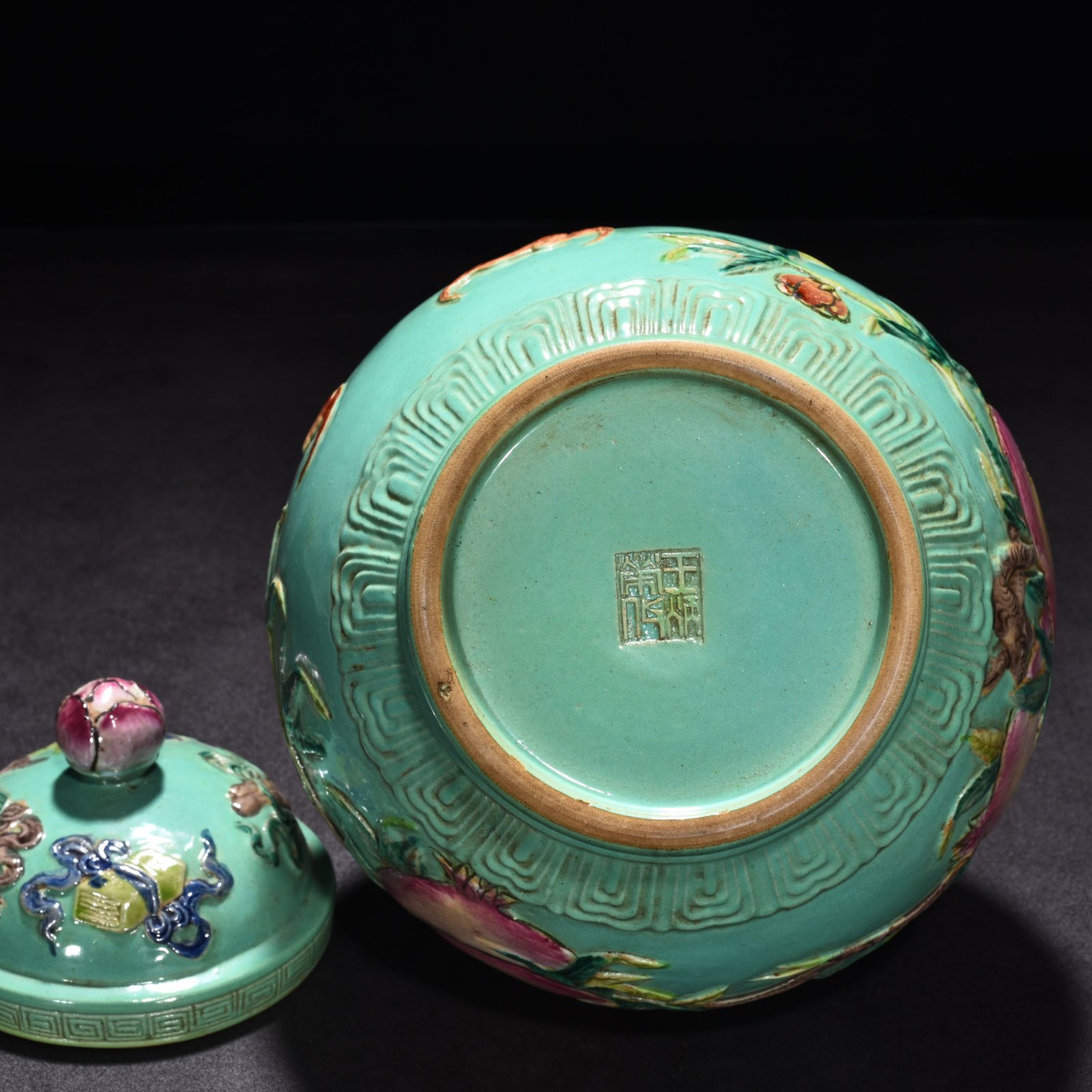 Qing Dynasty Qianlong Wang Bingrong’s pastel carved jar