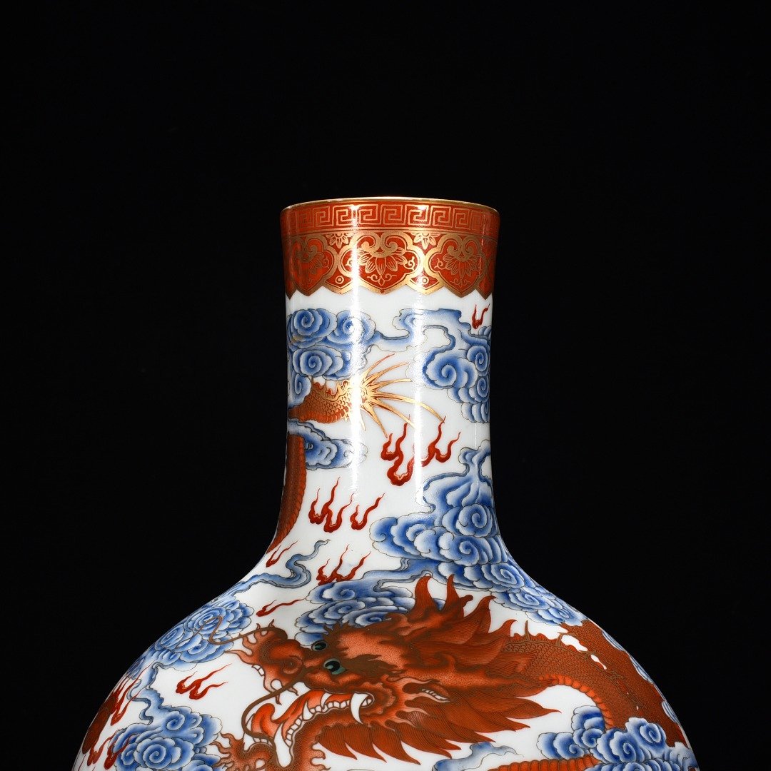 Qing Dynasty Qianlong alum red celestial sphere vase