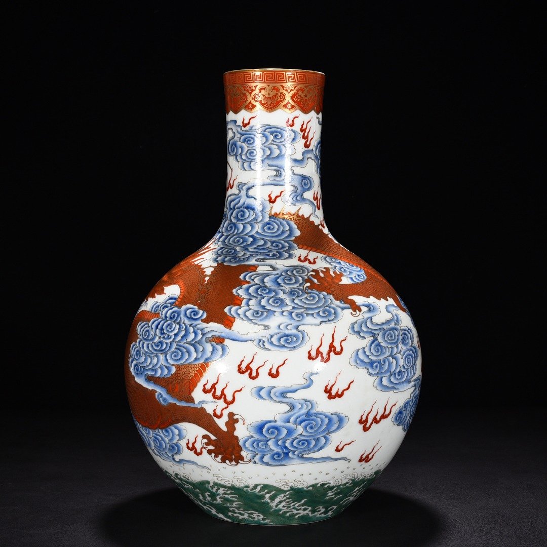 Qing Dynasty Qianlong alum red celestial sphere vase