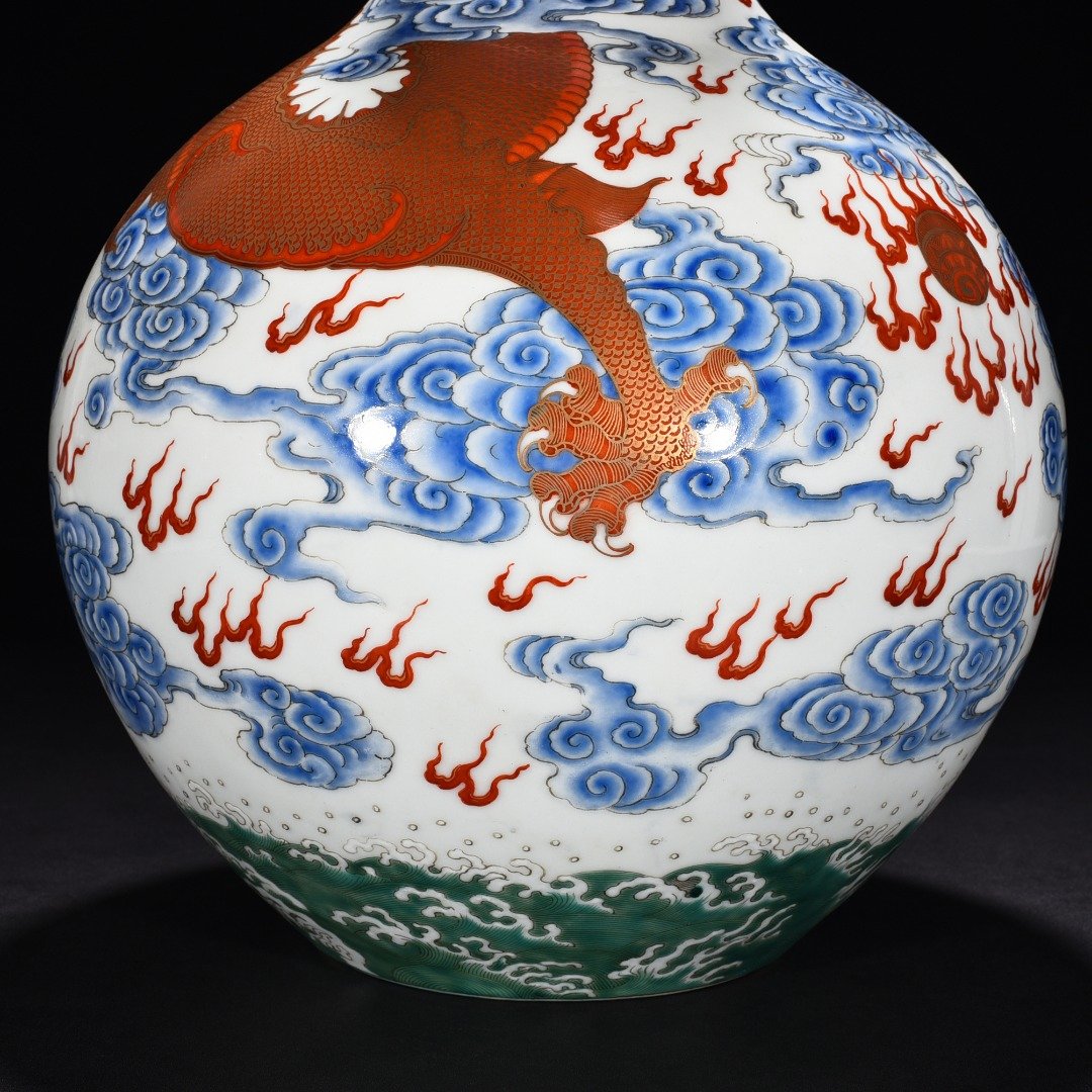Qing Dynasty Qianlong alum red celestial sphere vase