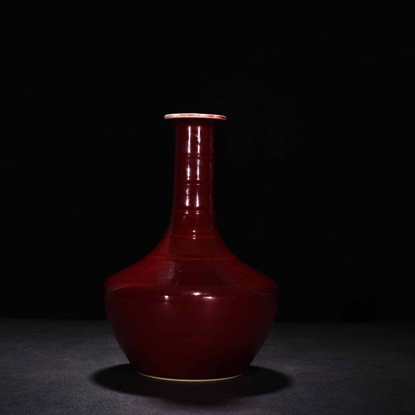Qing Dynasty Qianlong Festival red glaze plate mouth bottle