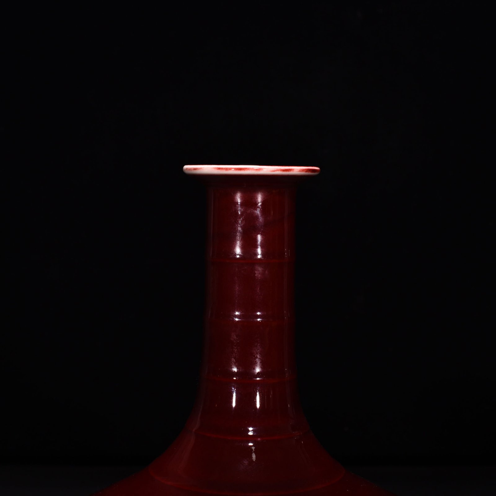 Qing Dynasty Qianlong Festival red glaze plate mouth bottle