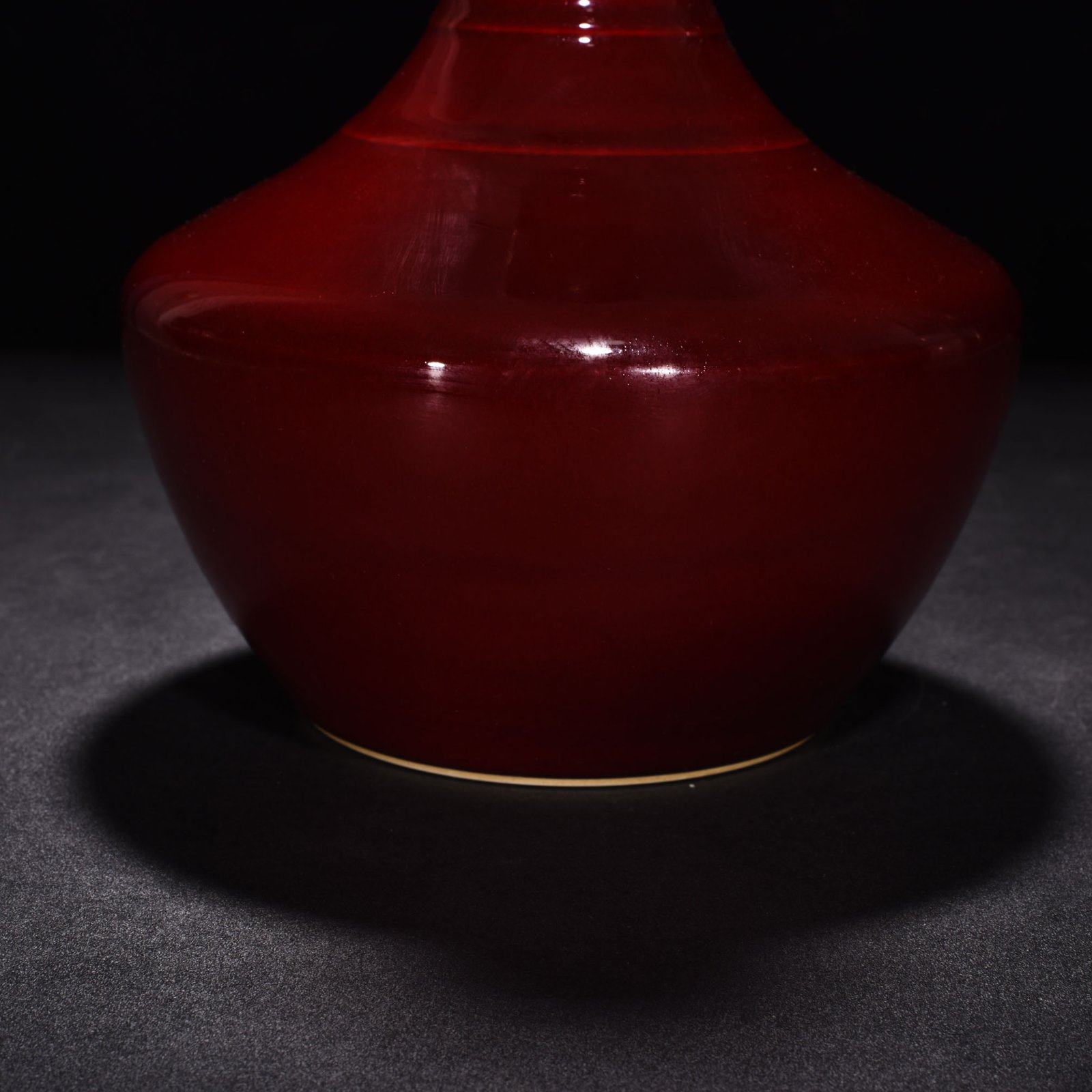 Qing Dynasty Qianlong Festival red glaze plate mouth bottle