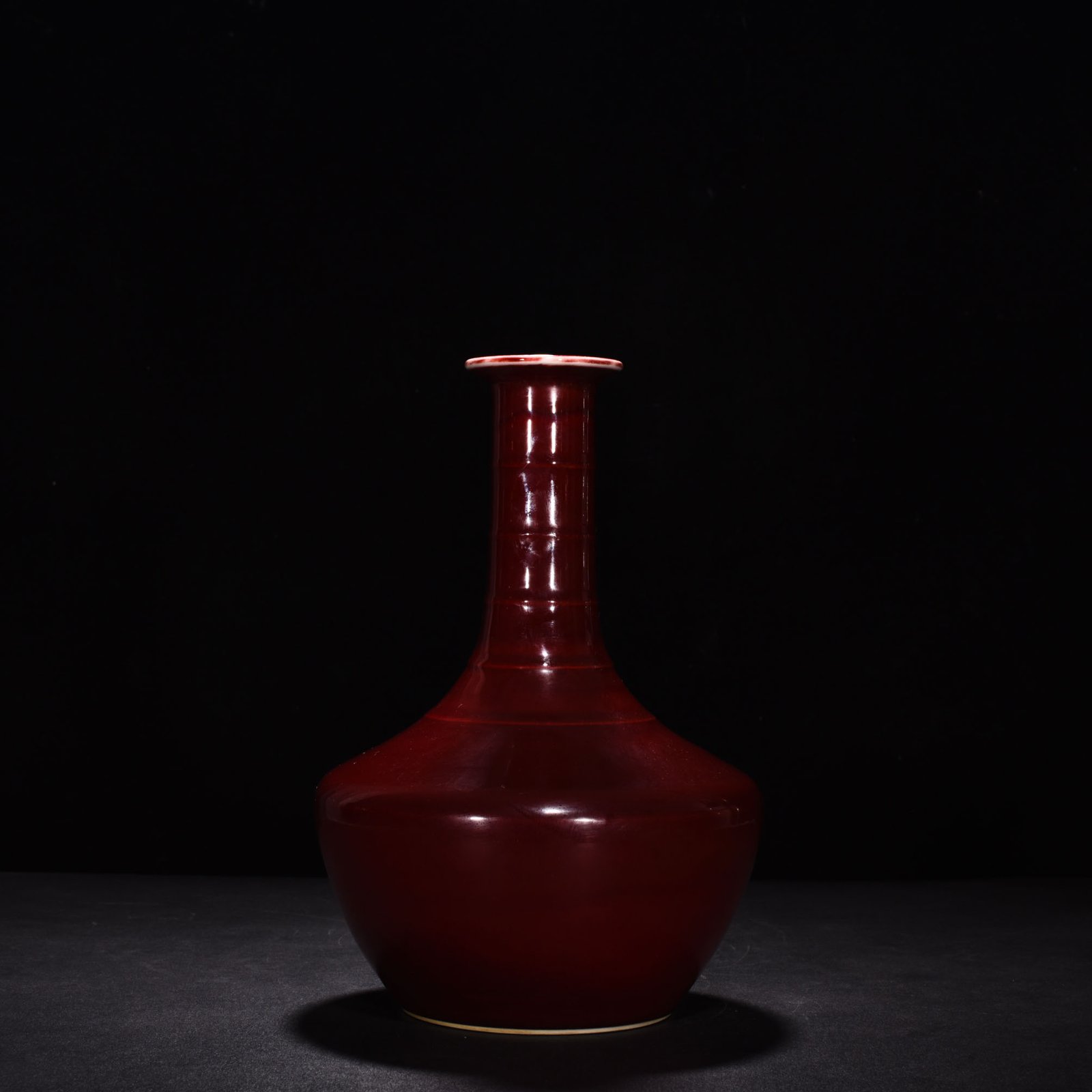 Qing Dynasty Qianlong Festival red glaze plate mouth bottle
