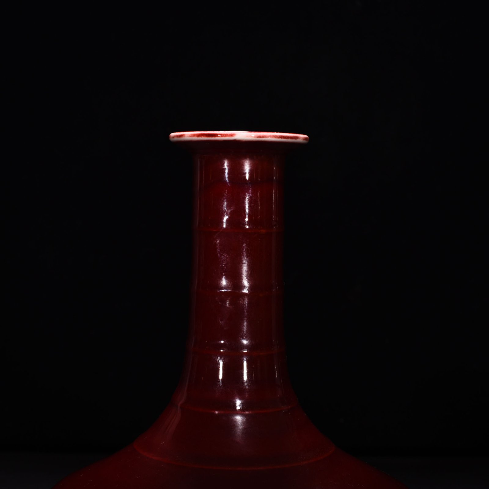 Qing Dynasty Qianlong Festival red glaze plate mouth bottle