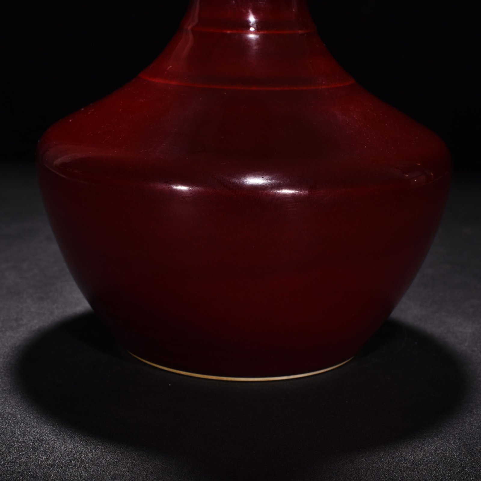 Qing Dynasty Qianlong Festival red glaze plate mouth bottle