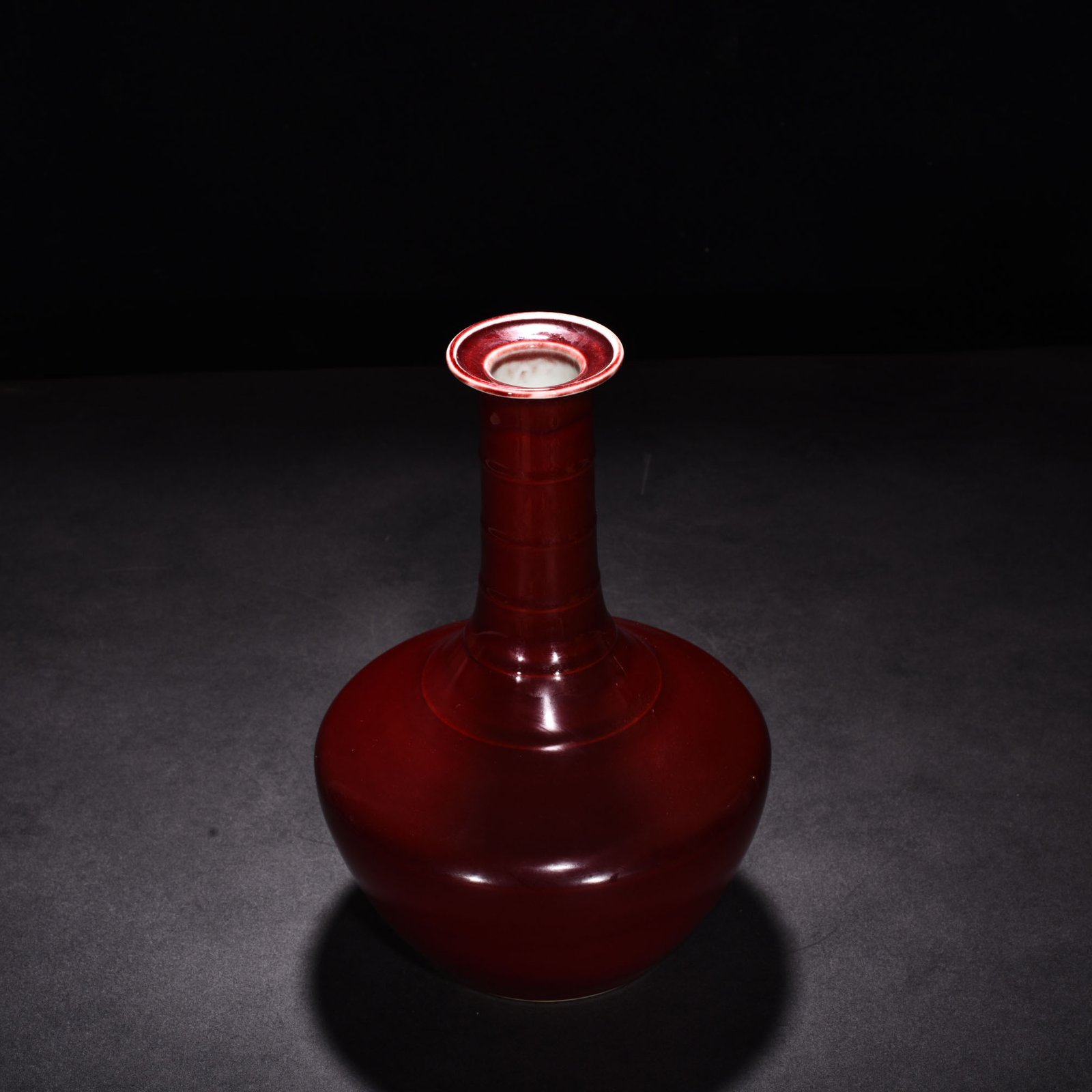 Qing Dynasty Qianlong Festival red glaze plate mouth bottle