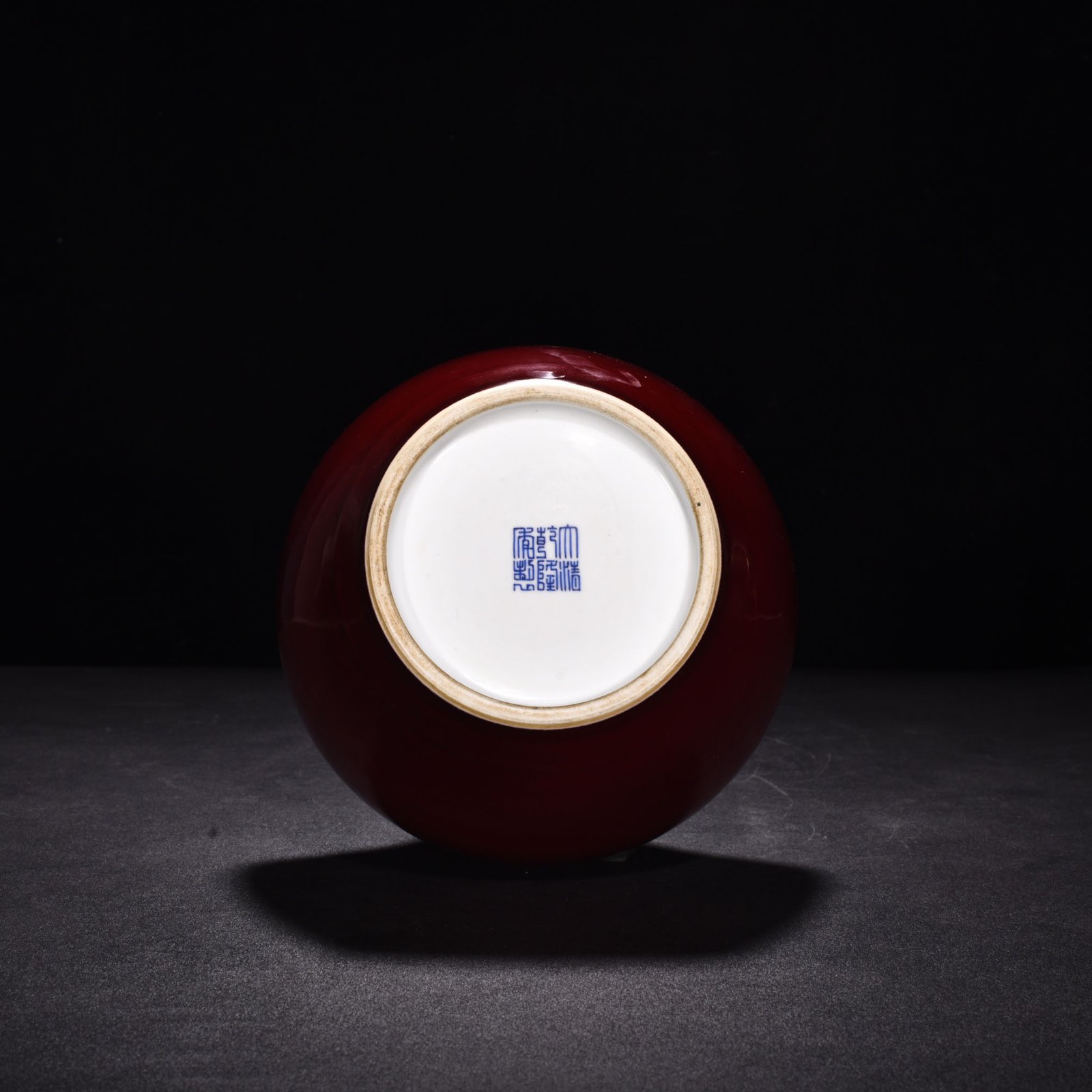Qing Dynasty Qianlong Festival red glaze plate mouth bottle