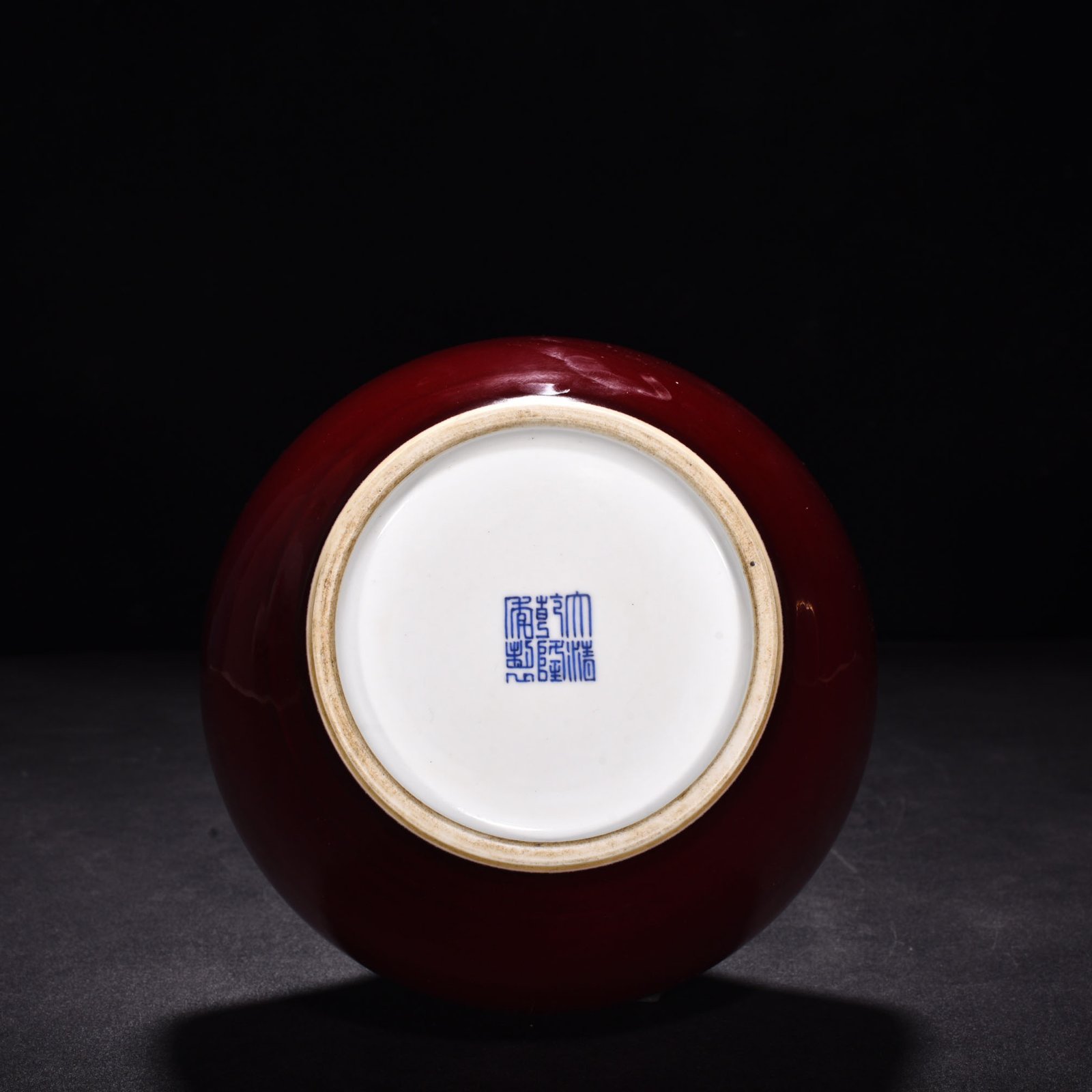 Qing Dynasty Qianlong Festival red glaze plate mouth bottle