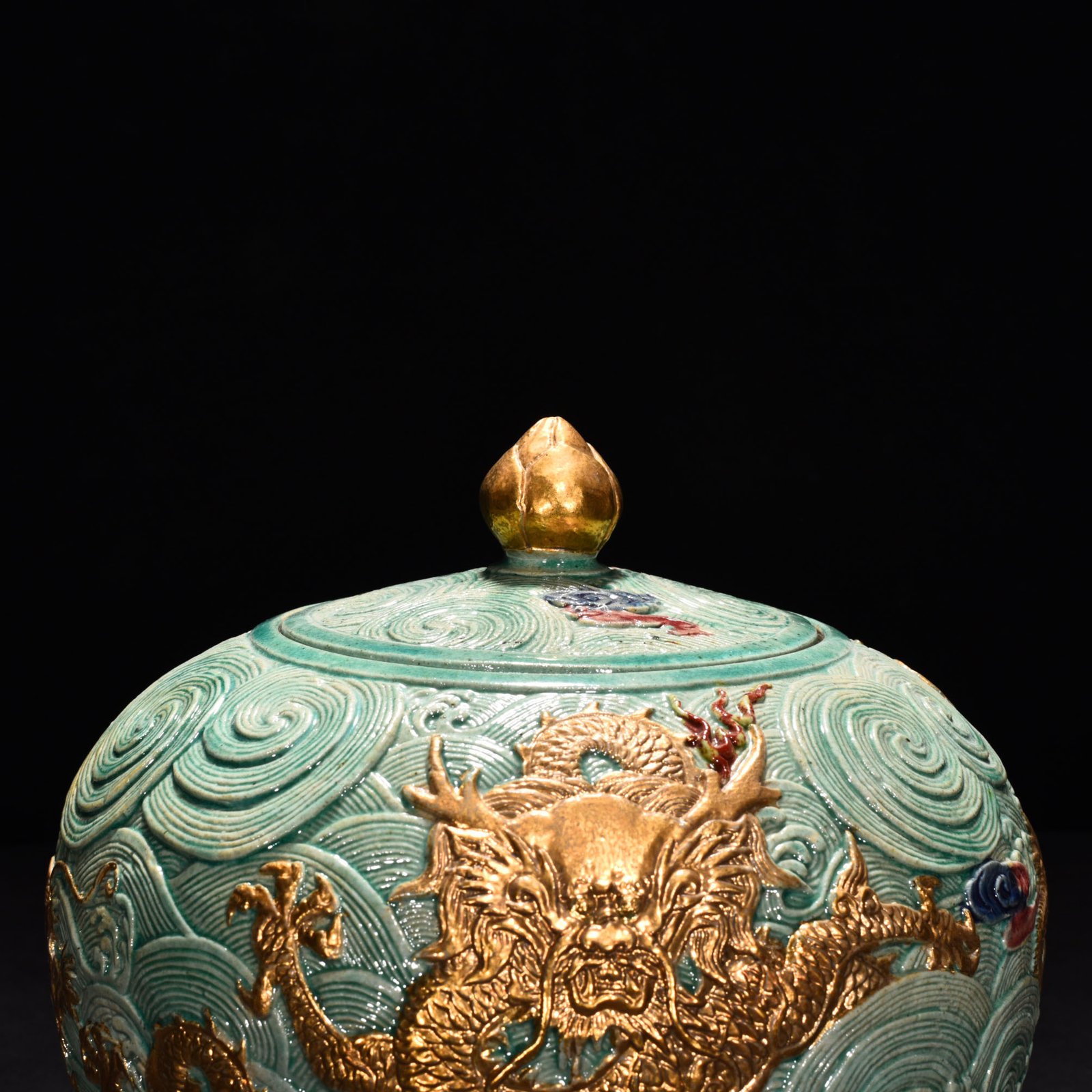 Qing Dynasty Qianlong pastel painted sea water lid jar