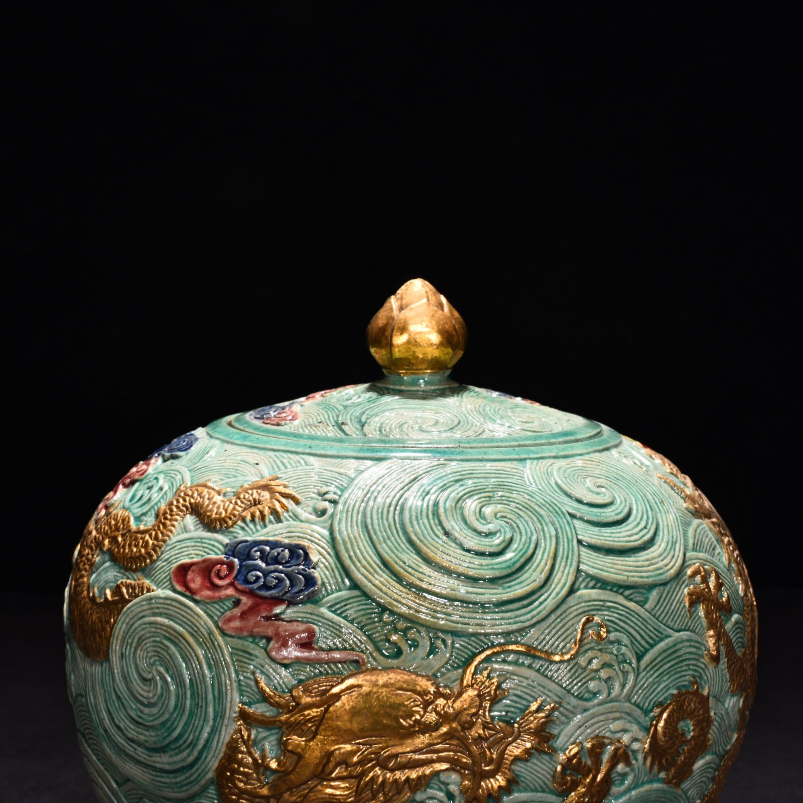 Qing Dynasty Qianlong pastel painted sea water lid jar