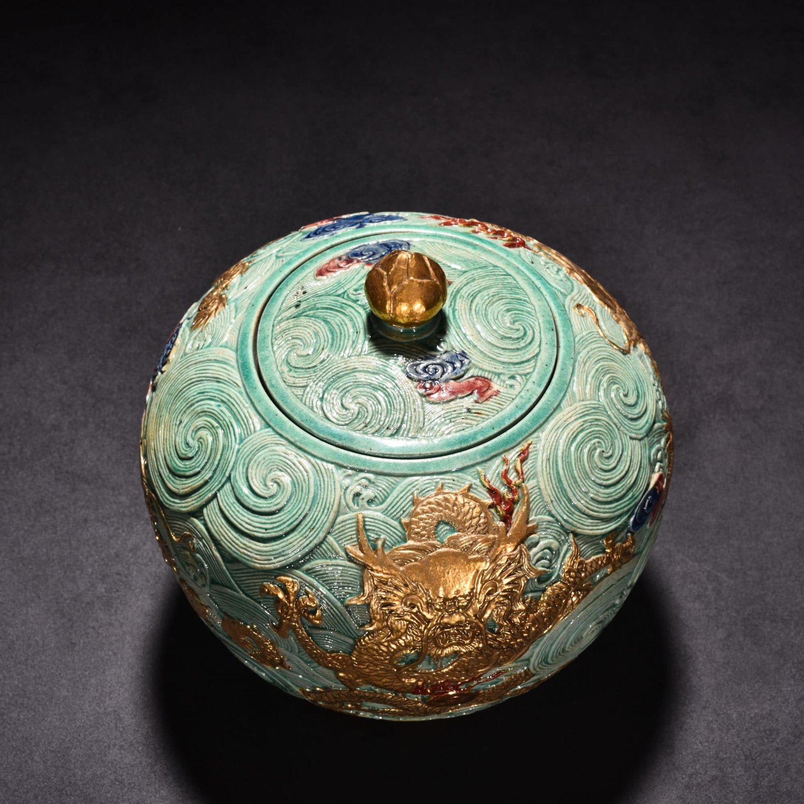 Qing Dynasty Qianlong pastel painted sea water lid jar