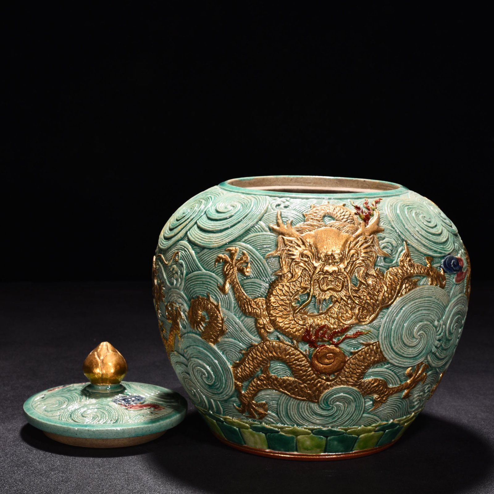 Qing Dynasty Qianlong pastel painted sea water lid jar