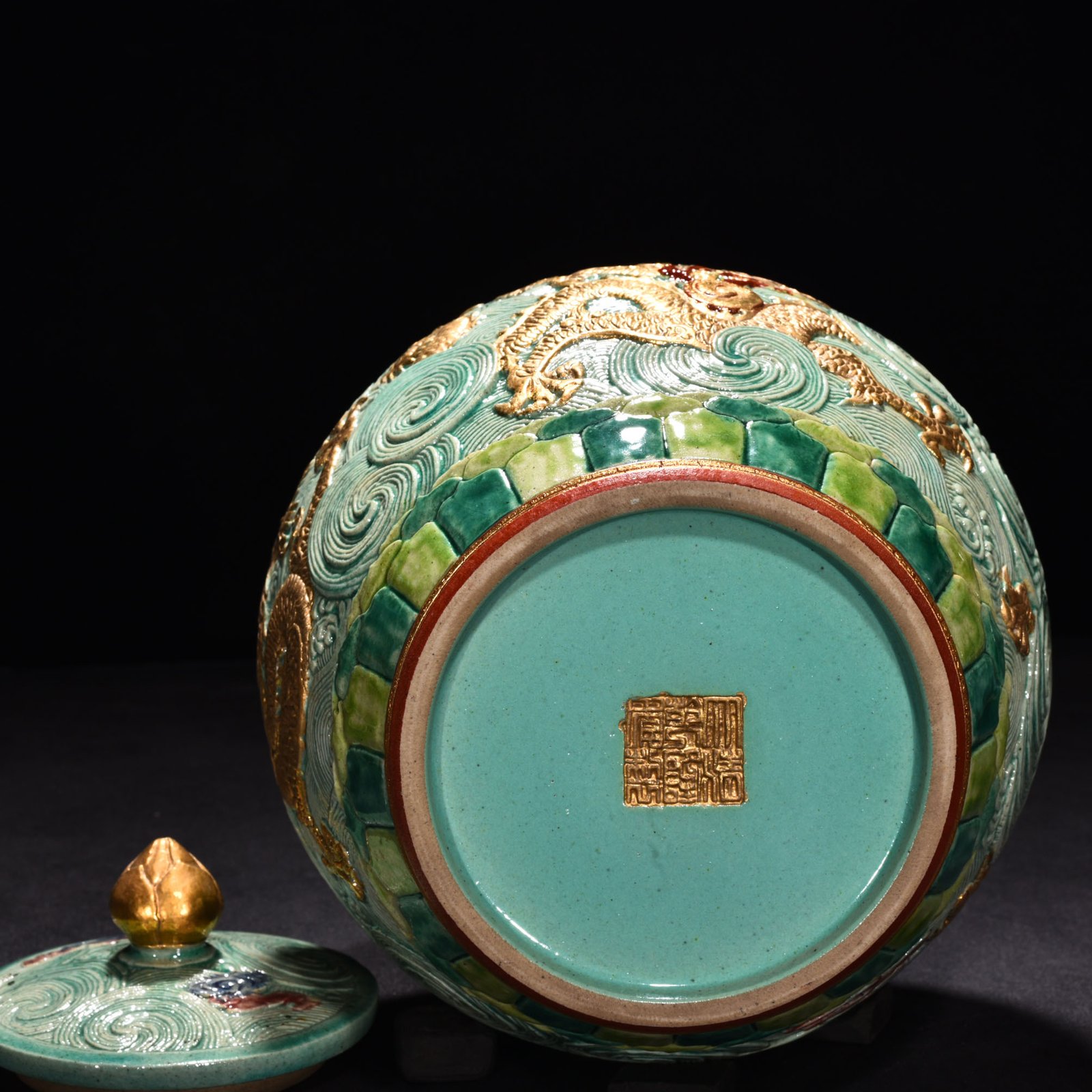 Qing Dynasty Qianlong pastel painted sea water lid jar