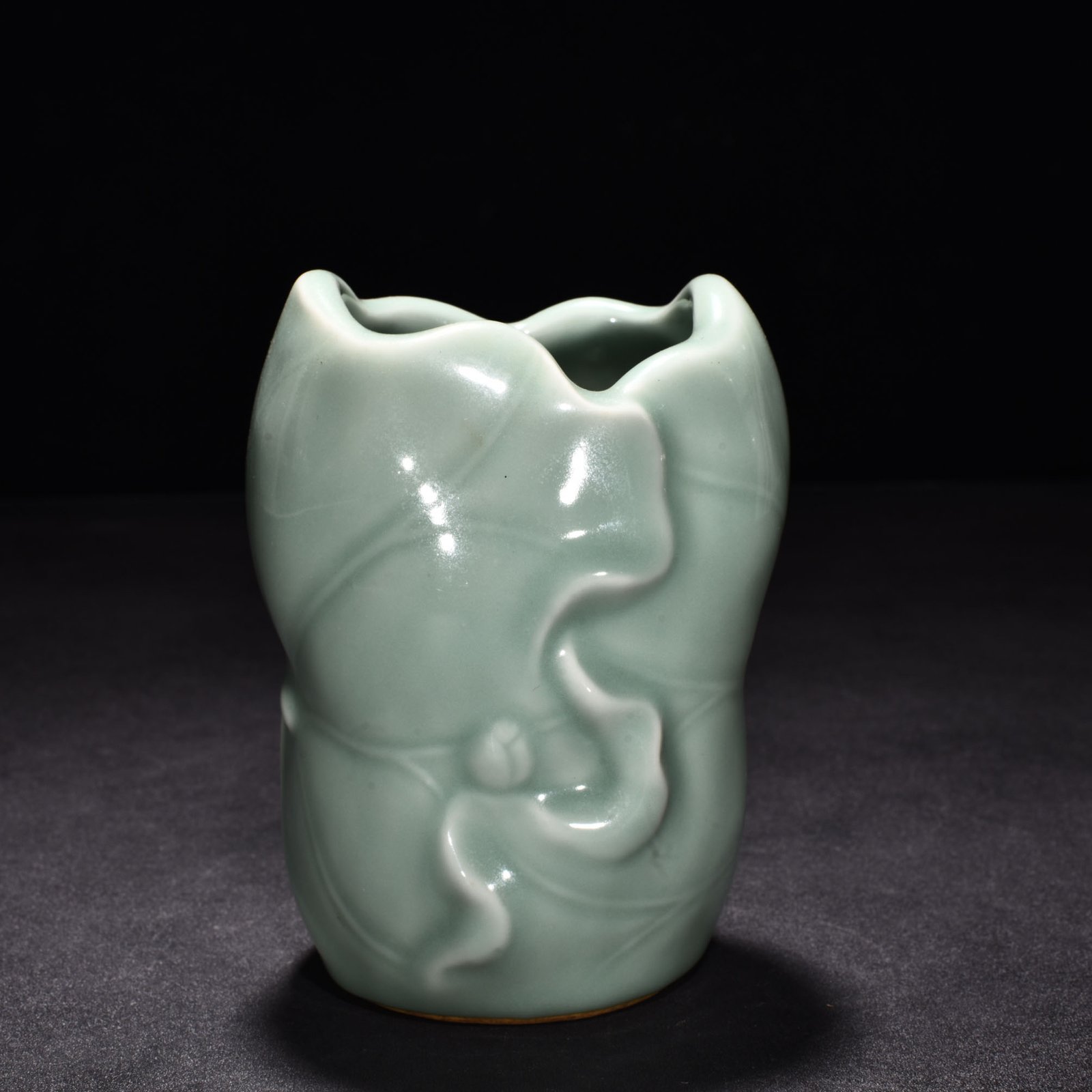 Qing Dynasty Qianlong pink green glaze lotus leaf pen holder