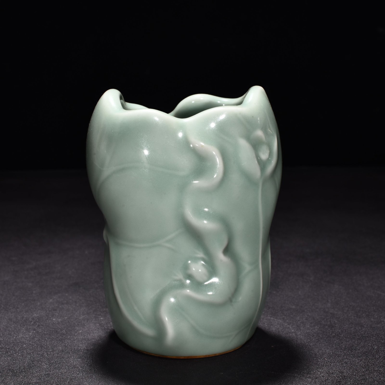 Qing Dynasty Qianlong pink green glaze lotus leaf pen holder