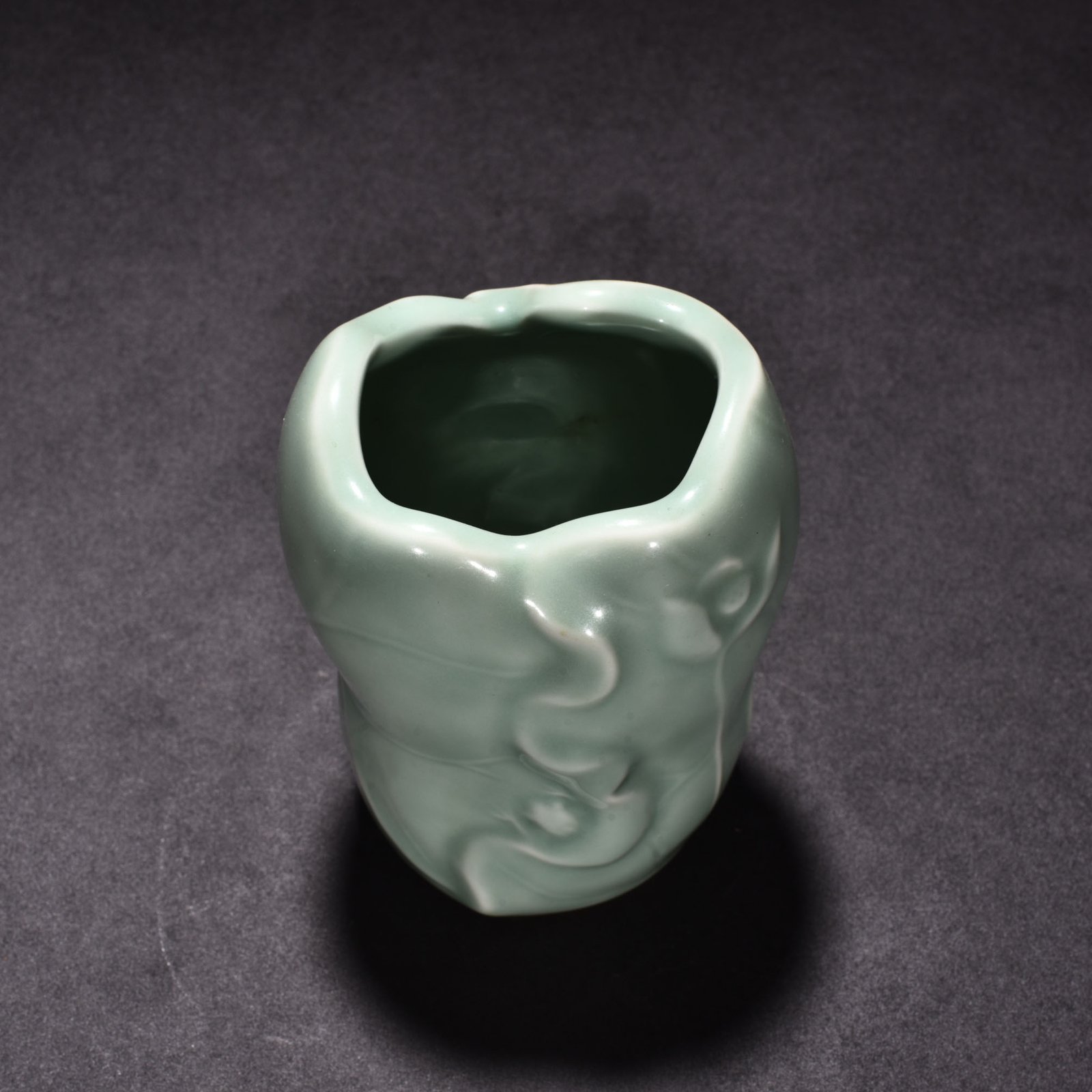 Qing Dynasty Qianlong pink green glaze lotus leaf pen holder