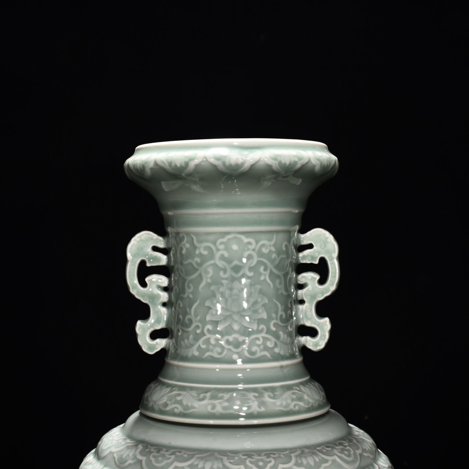 Qing Dynasty Qianlong pink celadon glaze revolving bottle