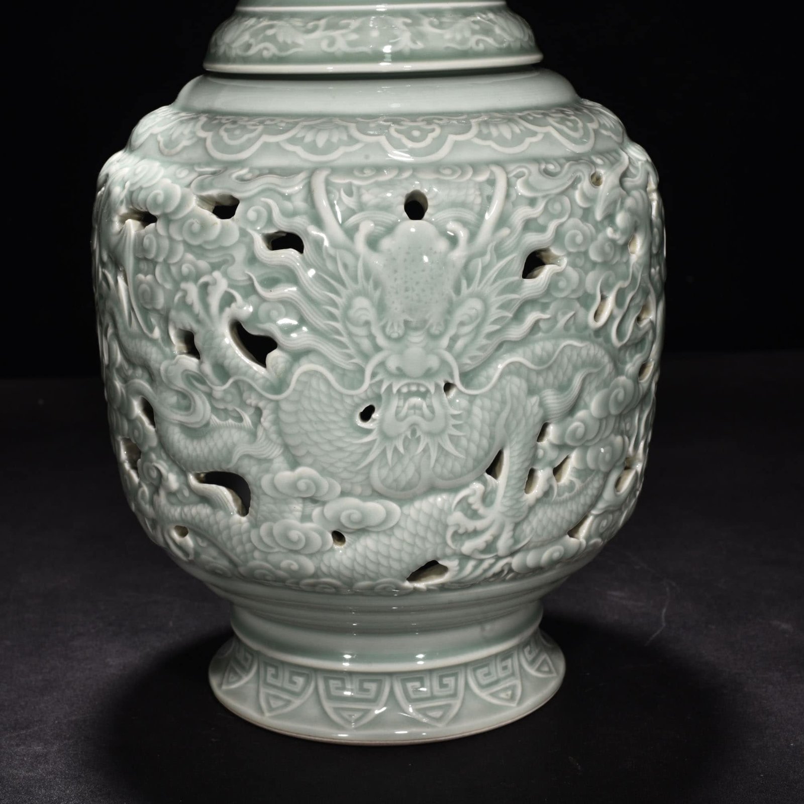 Qing Dynasty Qianlong pink celadon glaze revolving bottle