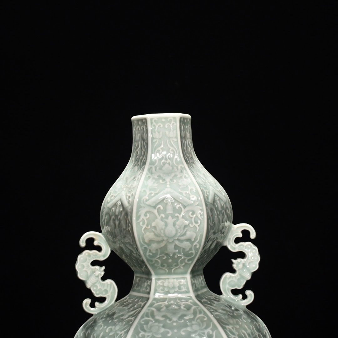 Qing Dynasty Qianlong pink celadon glaze carved hexagonal gourd bottle