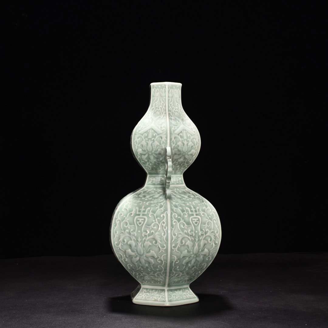 Qing Dynasty Qianlong pink celadon glaze carved hexagonal gourd bottle