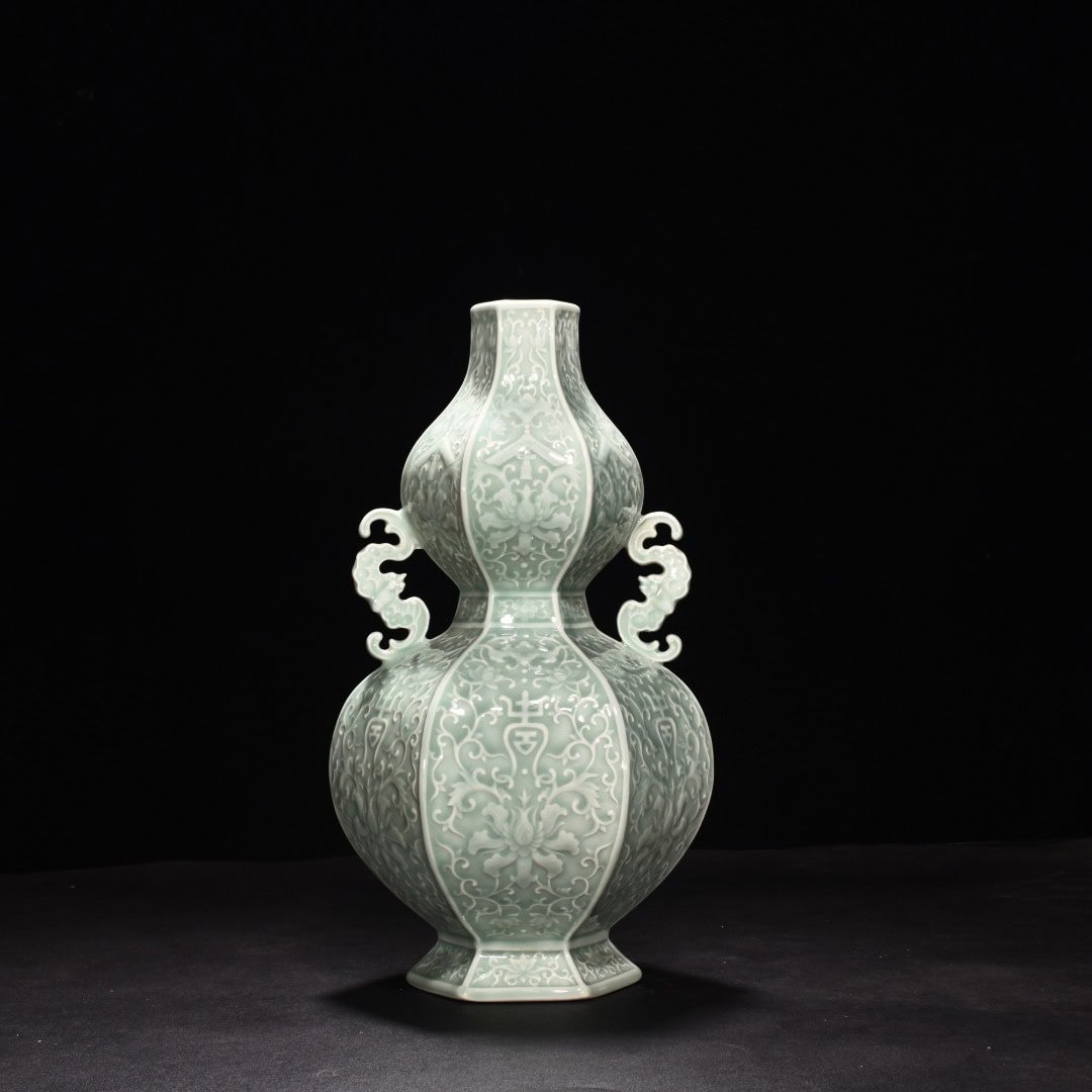 Qing Dynasty Qianlong pink celadon glaze carved hexagonal gourd bottle