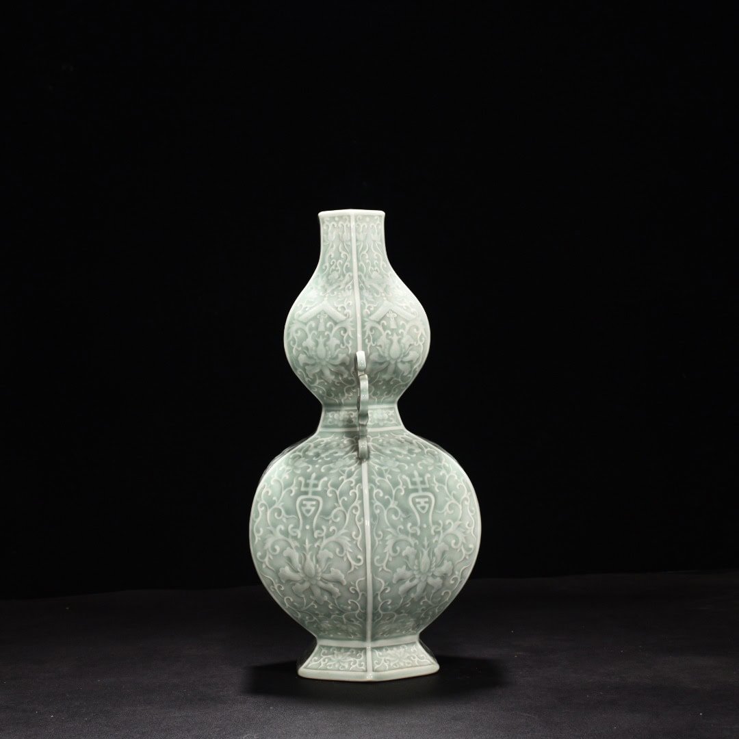 Qing Dynasty Qianlong pink celadon glaze carved hexagonal gourd bottle