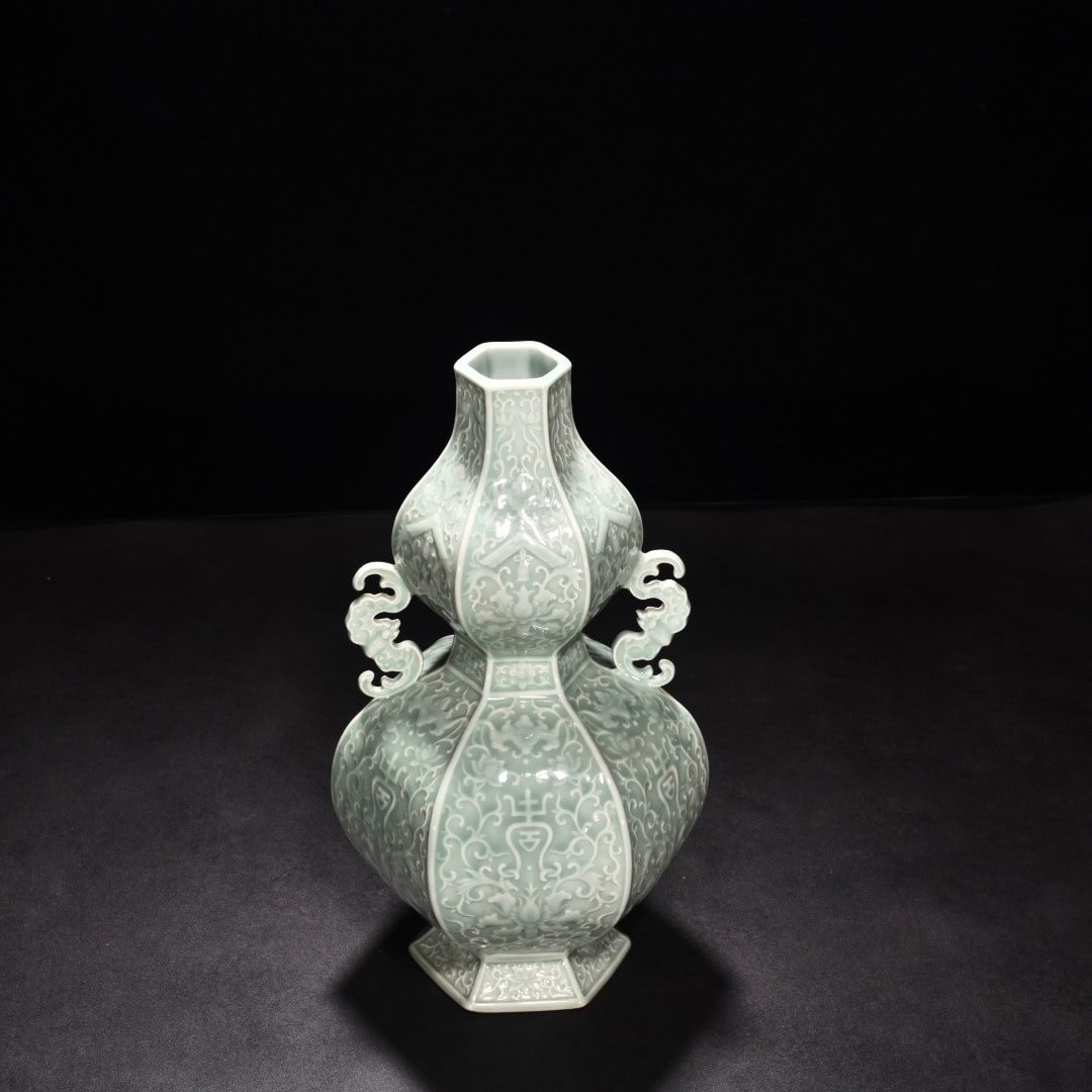 Qing Dynasty Qianlong pink celadon glaze carved hexagonal gourd bottle