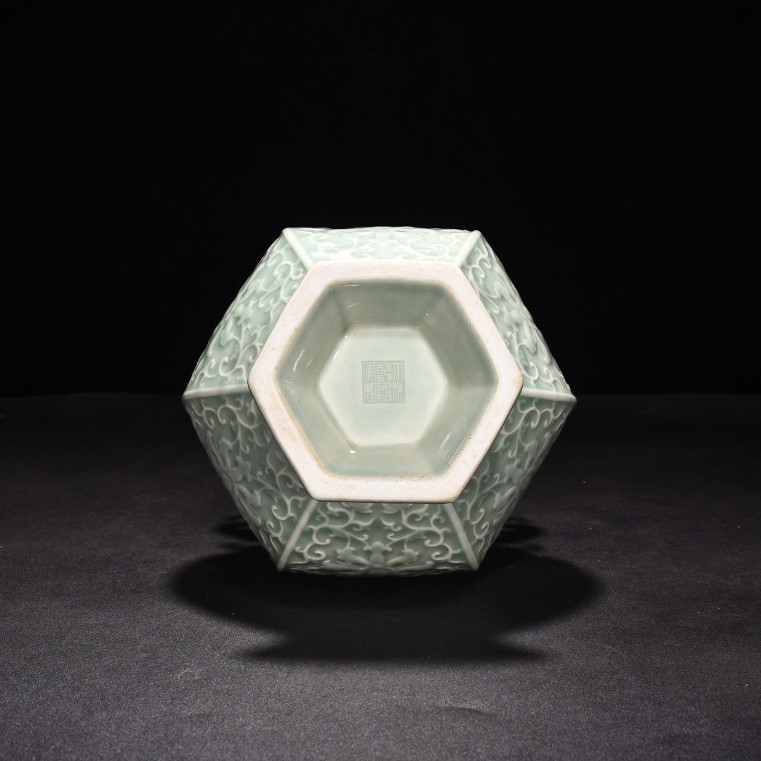 Qing Dynasty Qianlong pink celadon glaze carved hexagonal gourd bottle