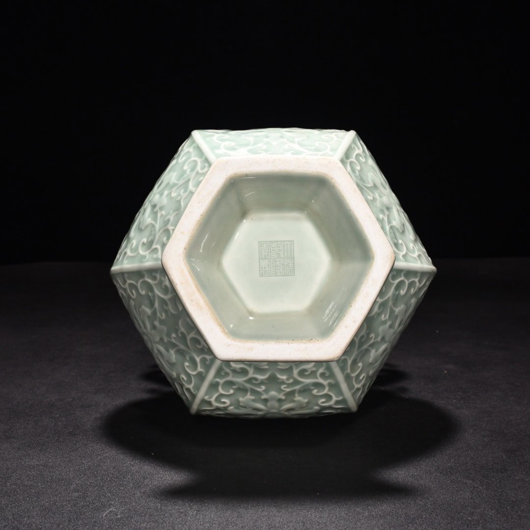 Qing Dynasty Qianlong pink celadon glaze carved hexagonal gourd bottle