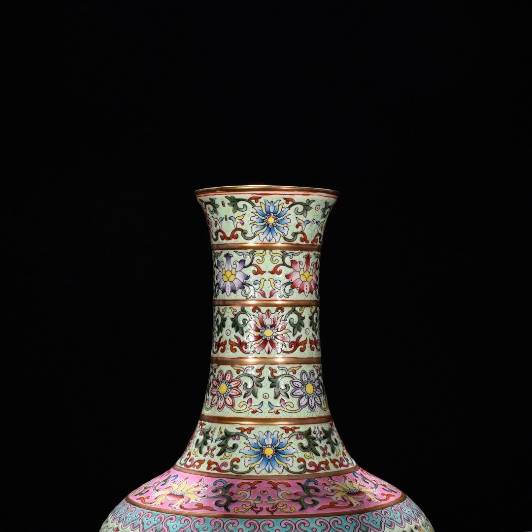 Qing Dynasty Qianlong green gold painted flower pattern vase