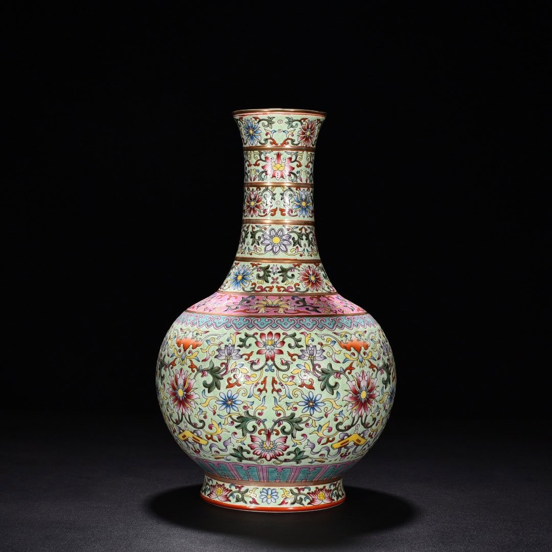 Qing Dynasty Qianlong green gold painted flower pattern vase