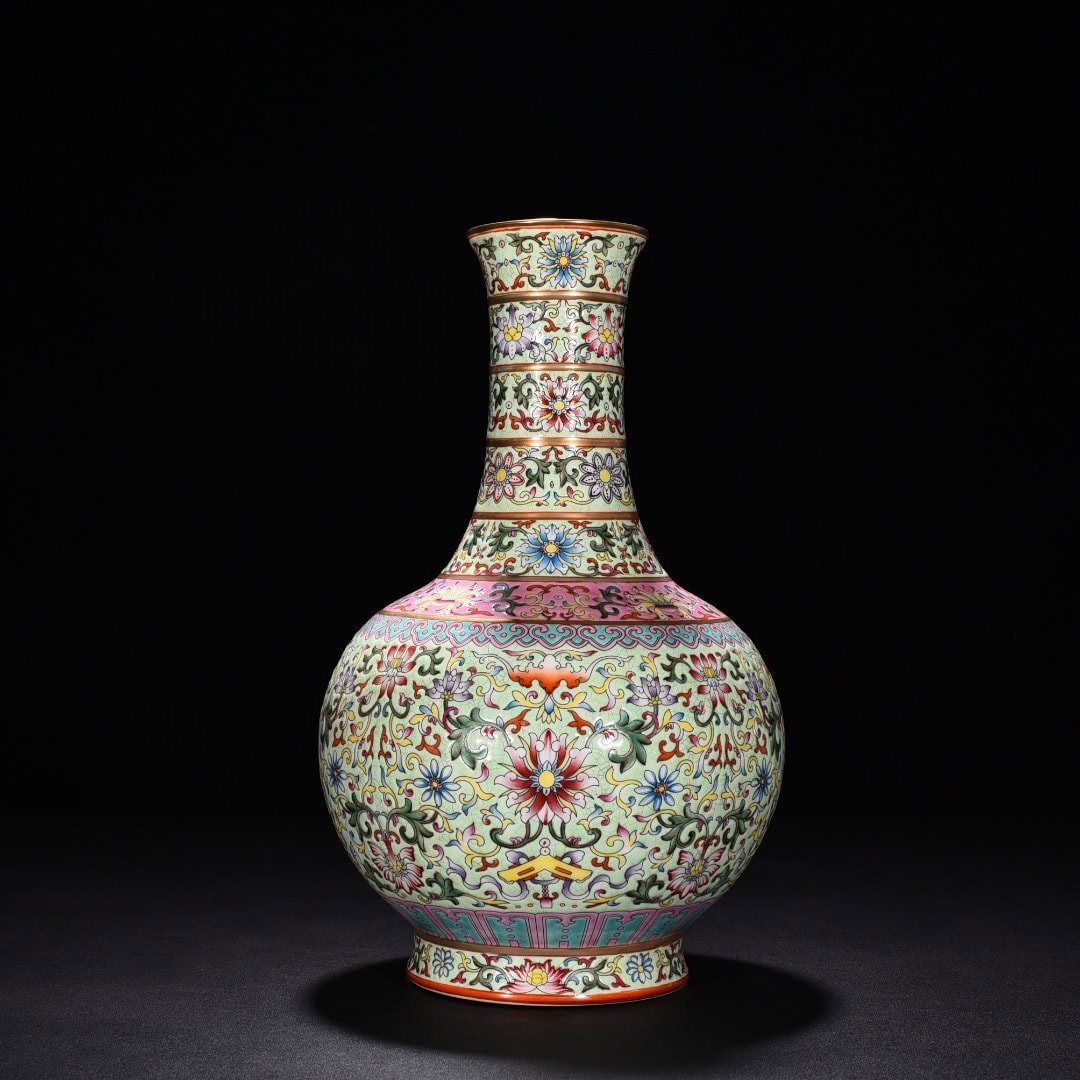 Qing Dynasty Qianlong green gold painted flower pattern vase