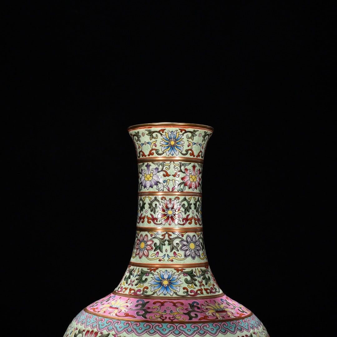 Qing Dynasty Qianlong green gold painted flower pattern vase