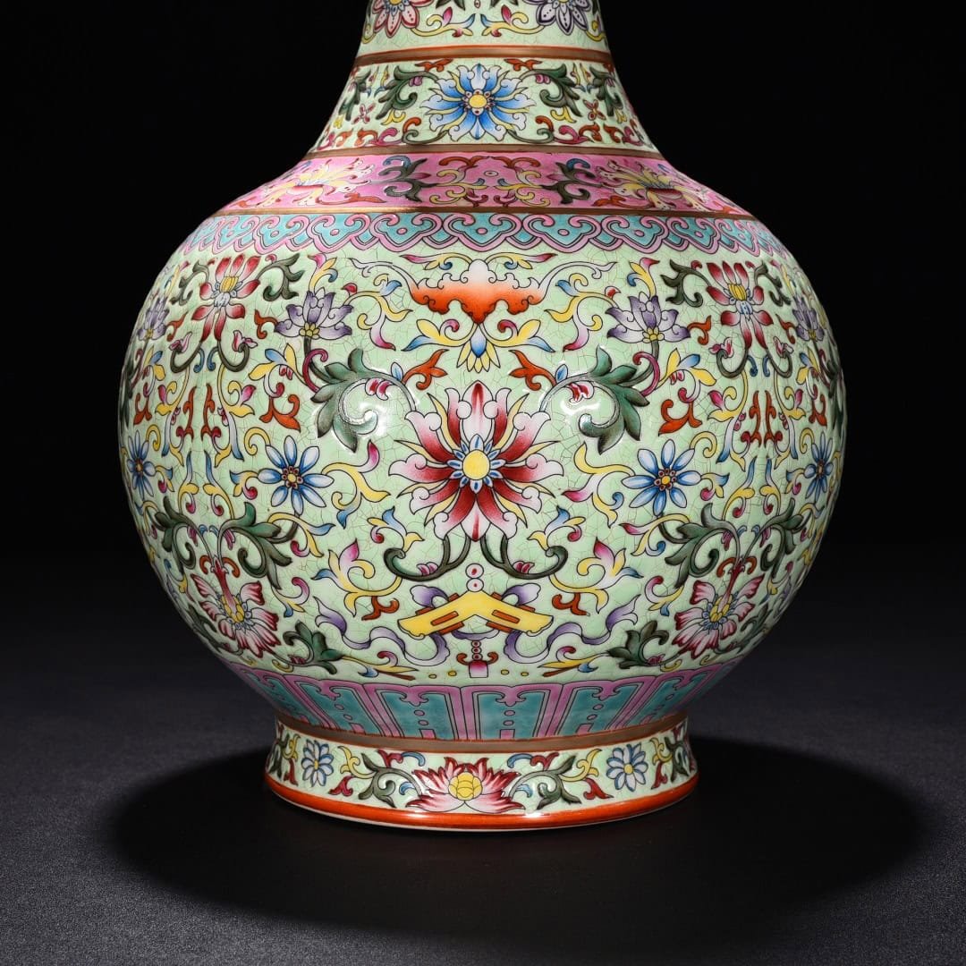 Qing Dynasty Qianlong green gold painted flower pattern vase