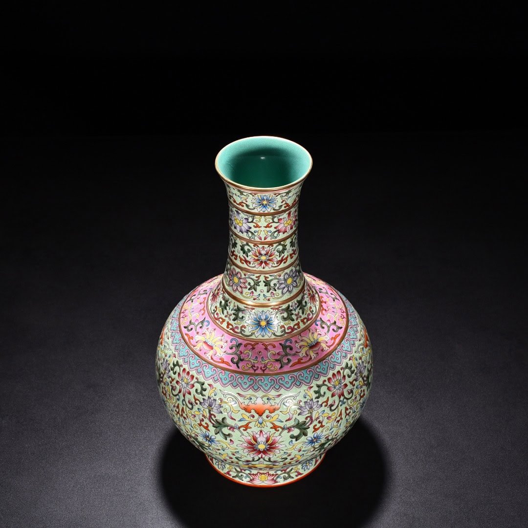 Qing Dynasty Qianlong green gold painted flower pattern vase