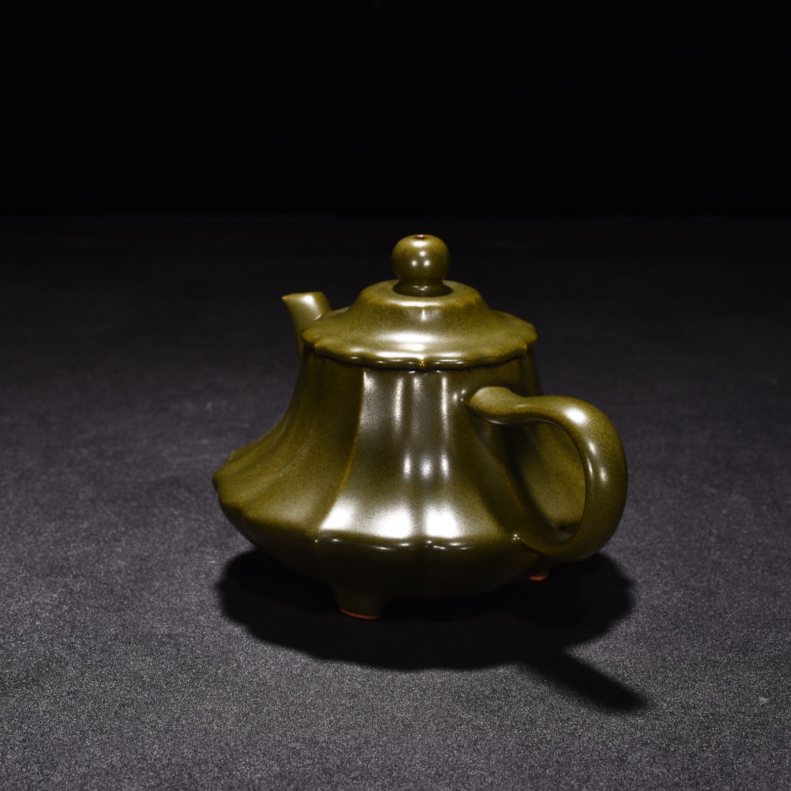 Qing Dynasty Qianlong tea powder glaze teapot