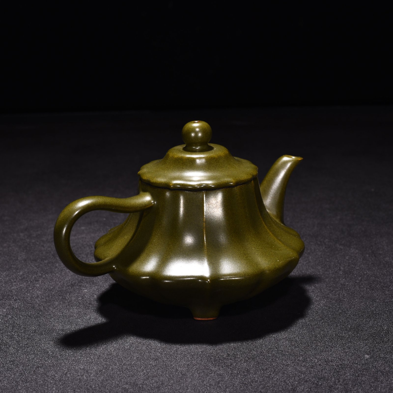 Qing Dynasty Qianlong tea powder glaze teapot