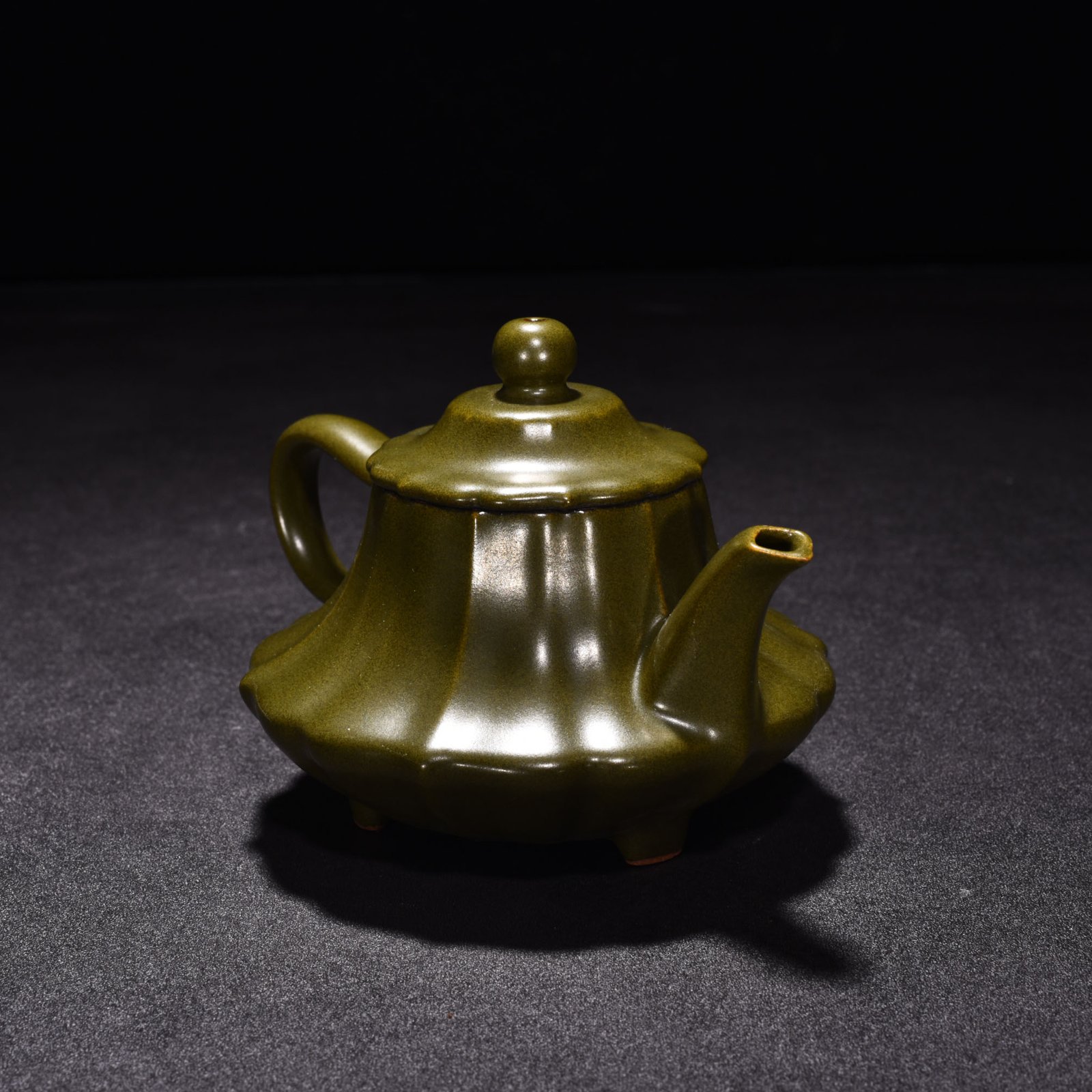 Qing Dynasty Qianlong tea powder glaze teapot
