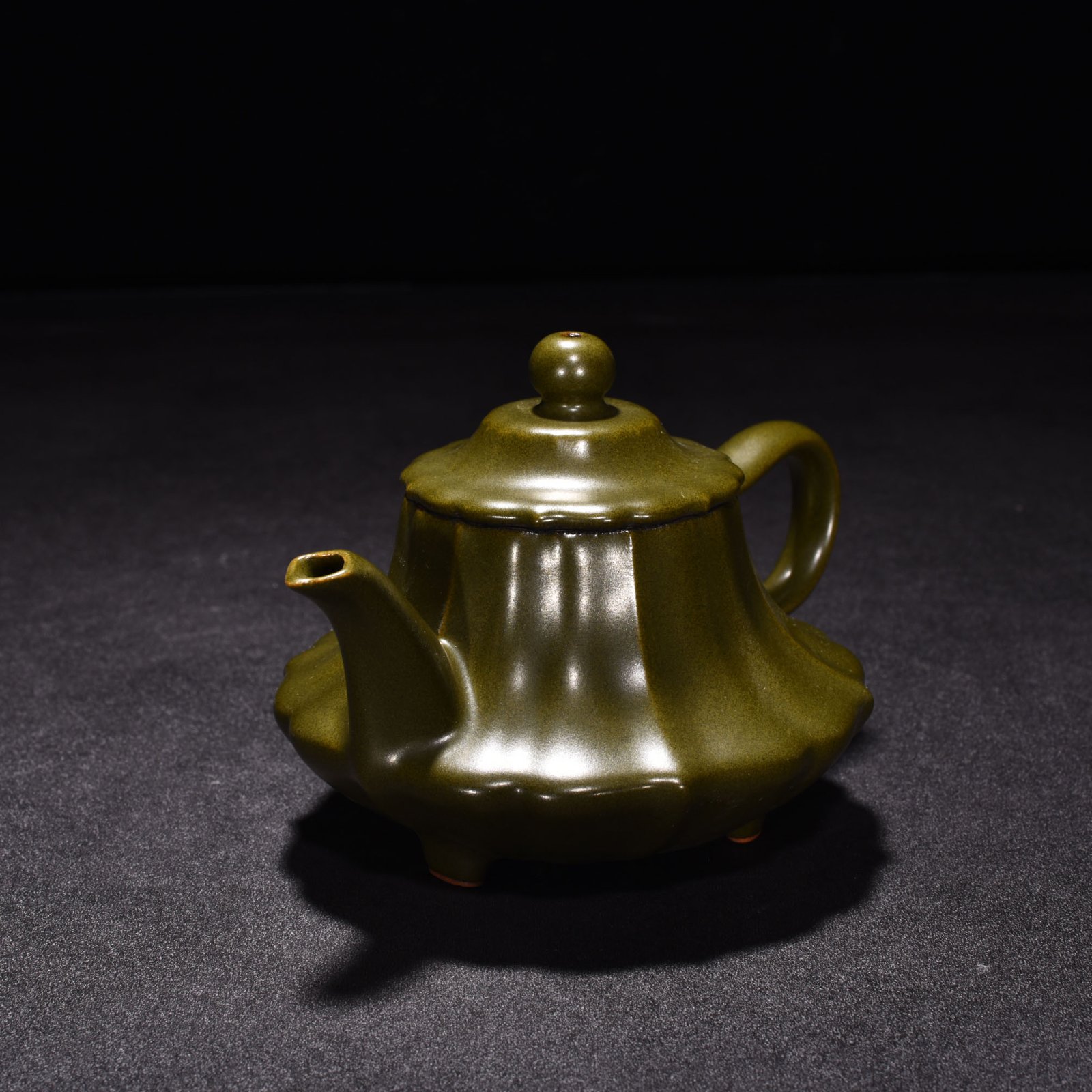 Qing Dynasty Qianlong tea powder glaze teapot