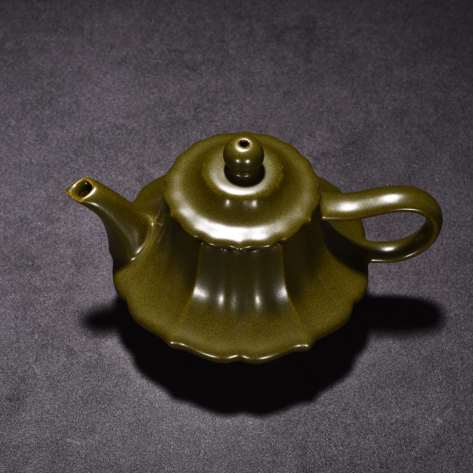 Qing Dynasty Qianlong tea powder glaze teapot