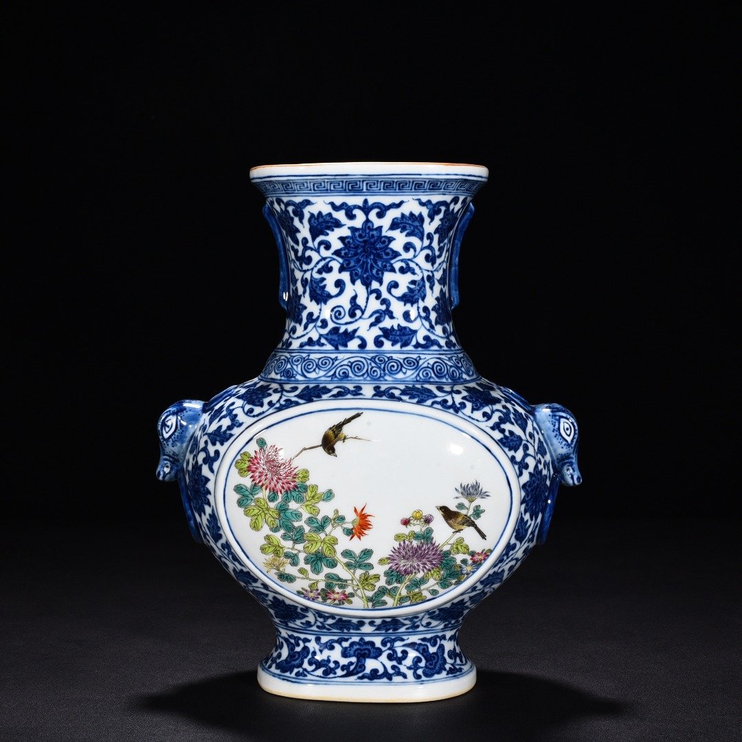 Qing Dynasty Qianlong blue and whitespring swallow flat vase