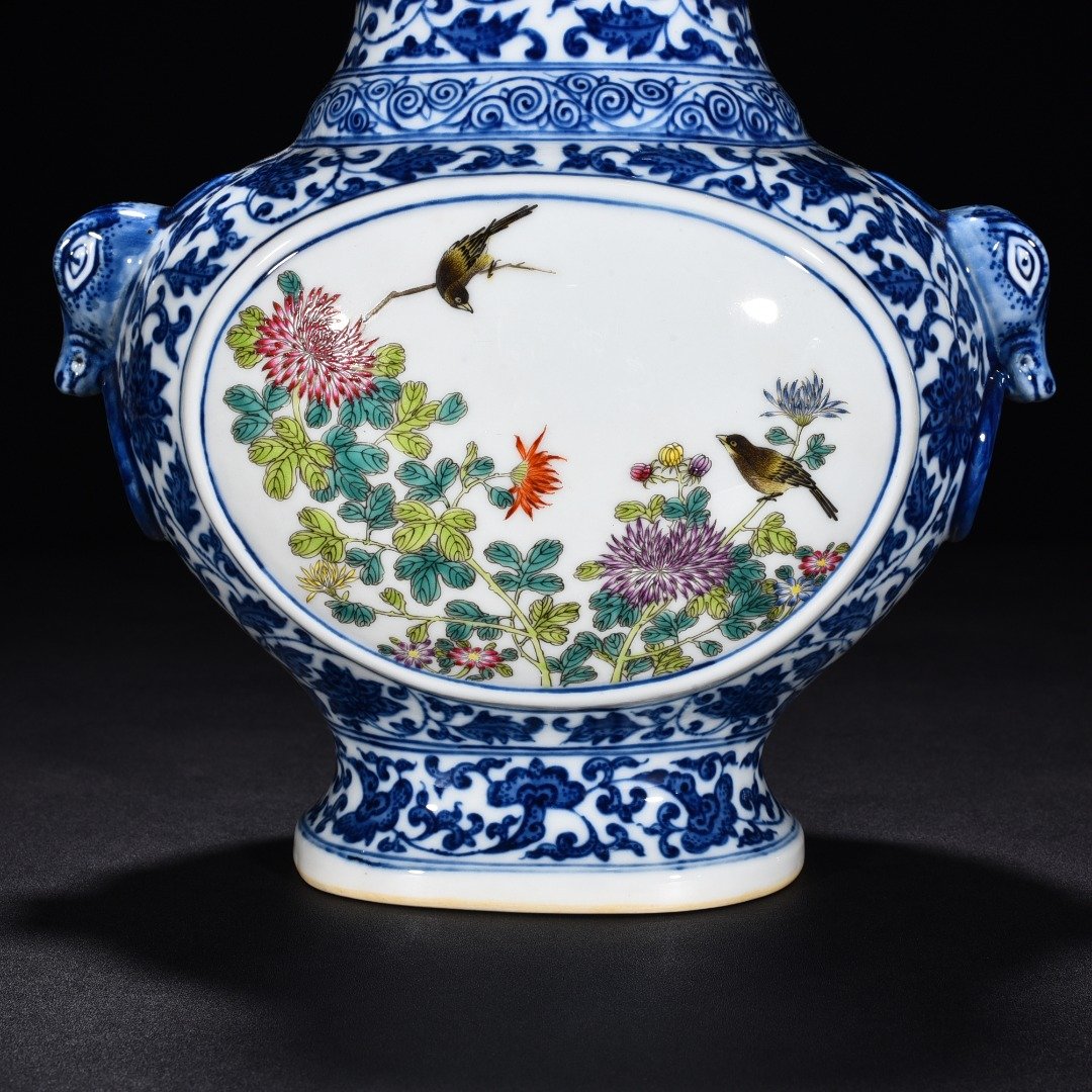 Qing Dynasty Qianlong blue and whitespring swallow flat vase