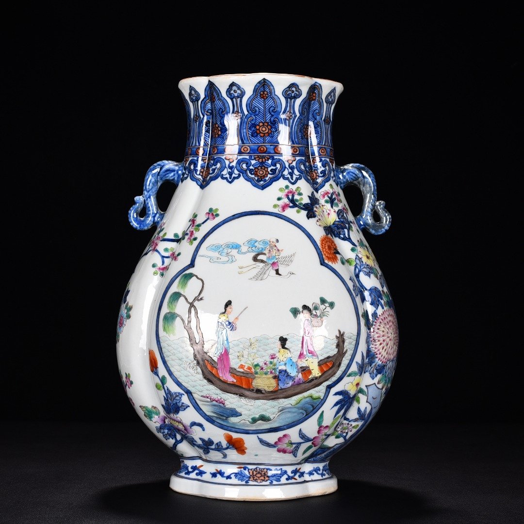 Qing Dynasty Qianlong blue and white gold elephant ear vase statue