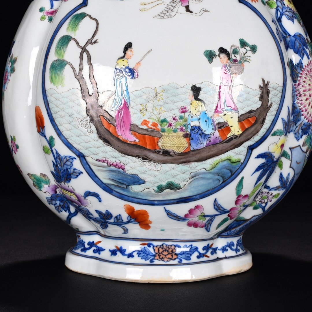 Qing Dynasty Qianlong blue and white gold elephant ear vase statue
