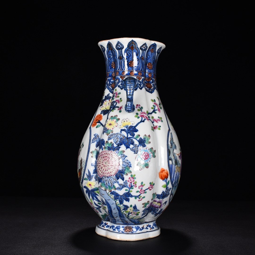 Qing Dynasty Qianlong blue and white gold elephant ear vase statue
