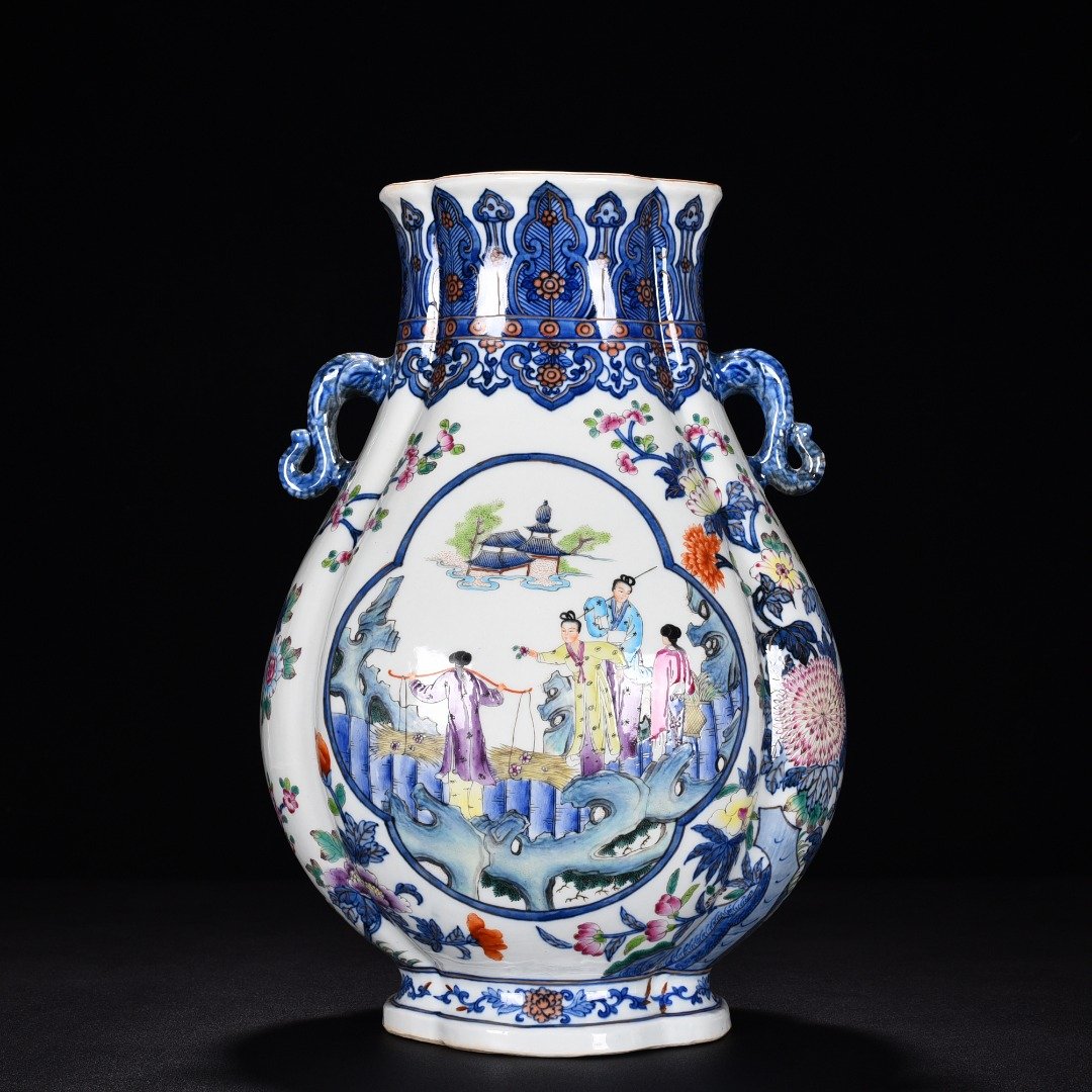 Qing Dynasty Qianlong blue and white gold elephant ear vase statue