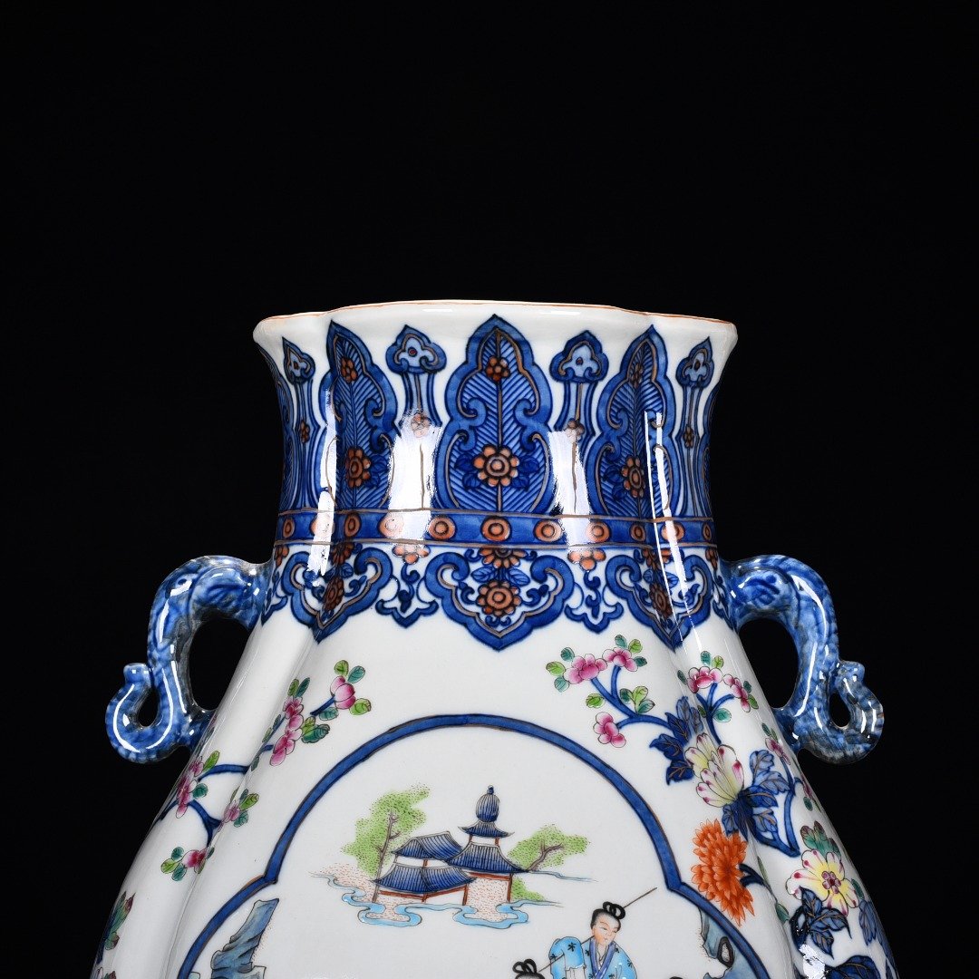 Qing Dynasty Qianlong blue and white gold elephant ear vase statue